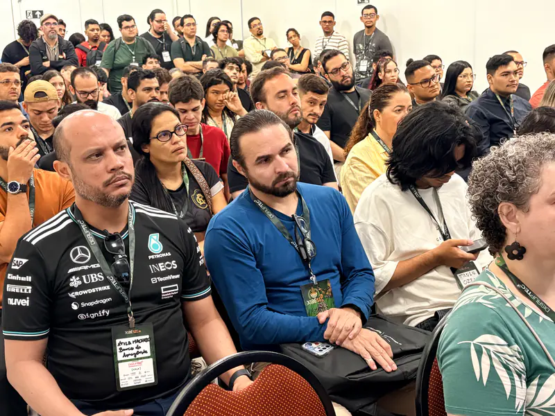 Plateia cheia acompanhando uma das palestras da manhã.